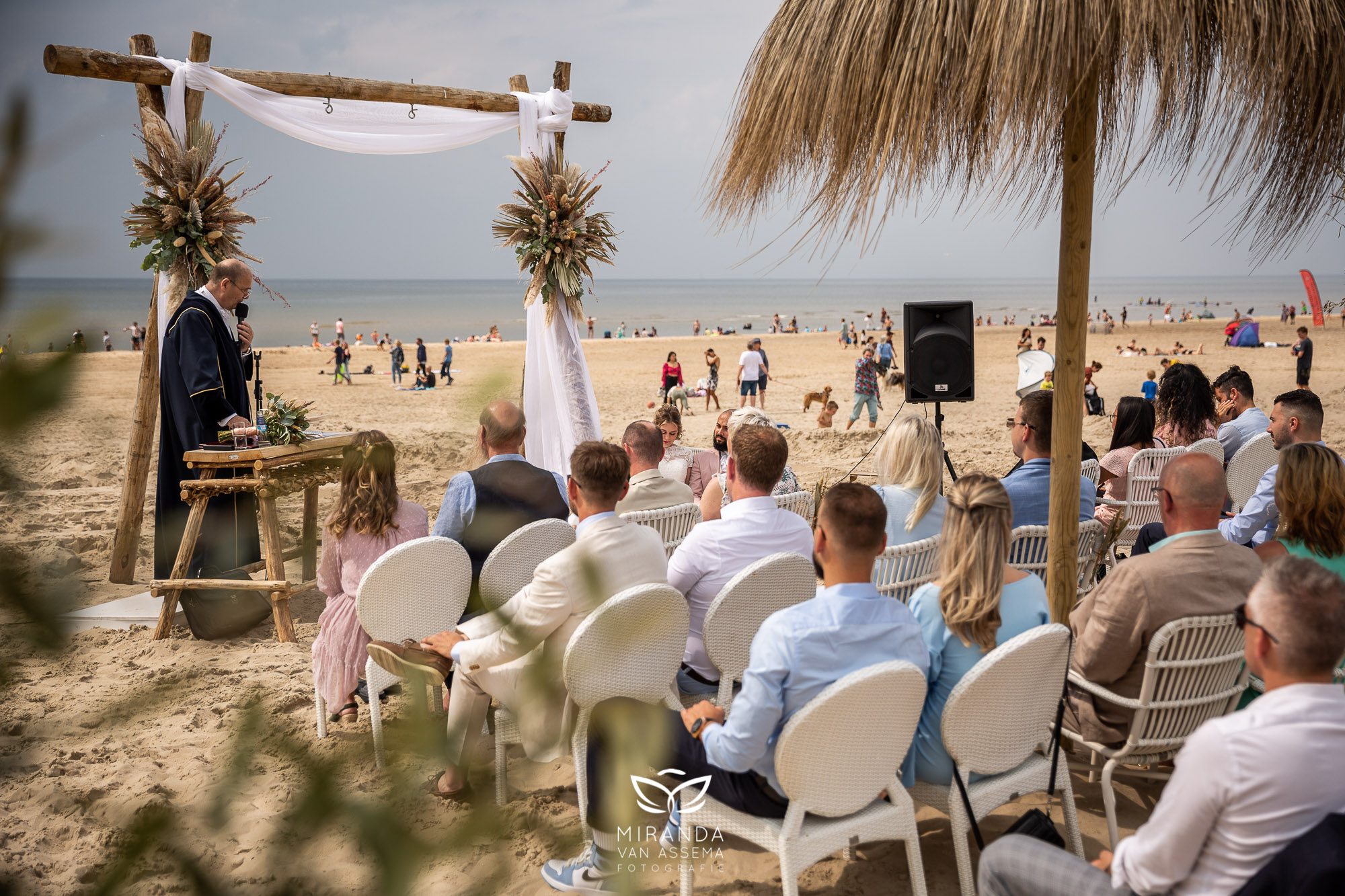 Maggie en Jimmy tijdens de ceremonie op het strand