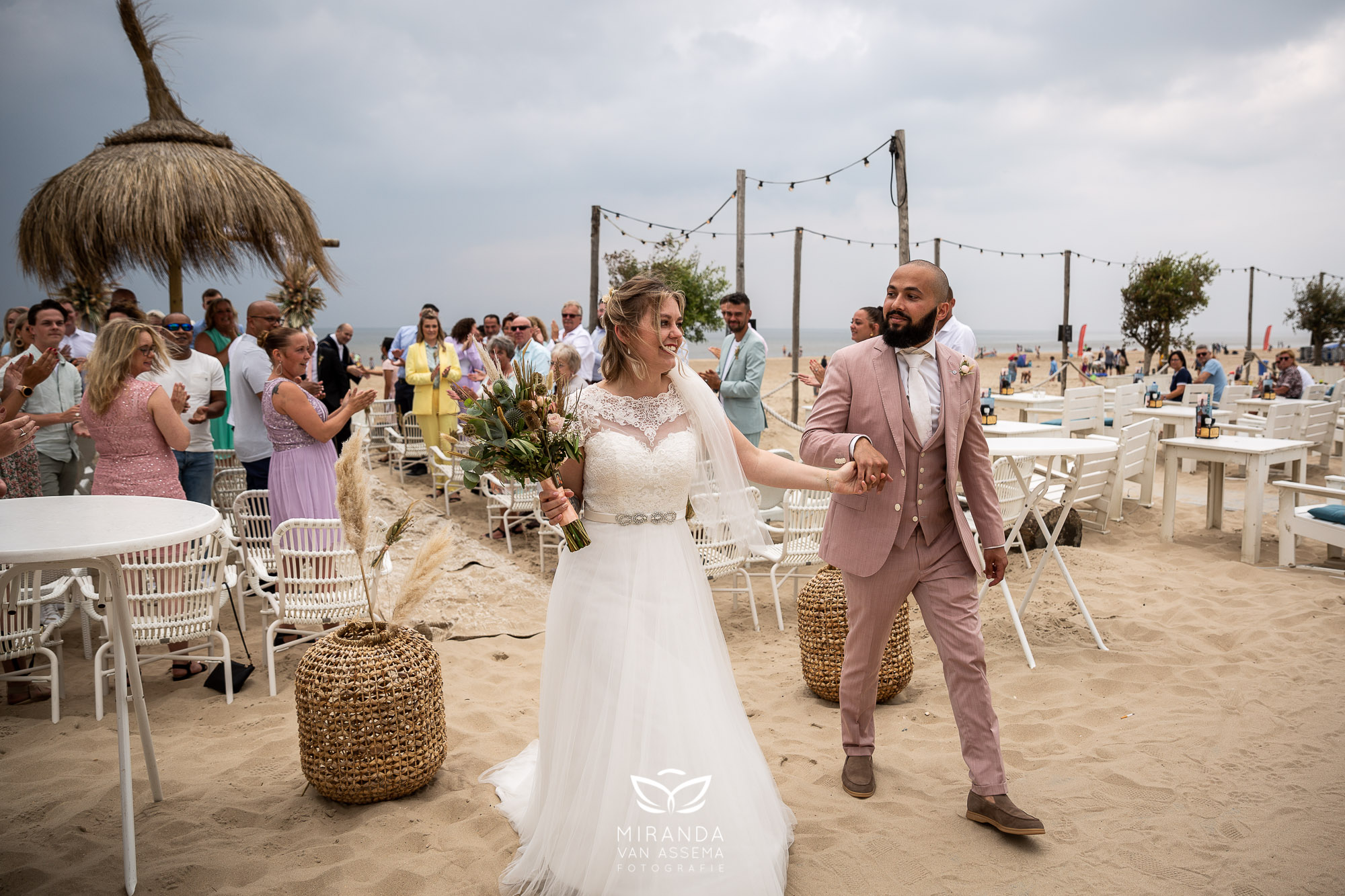 Maggie en Jimmy lopen hand in hand over het strand