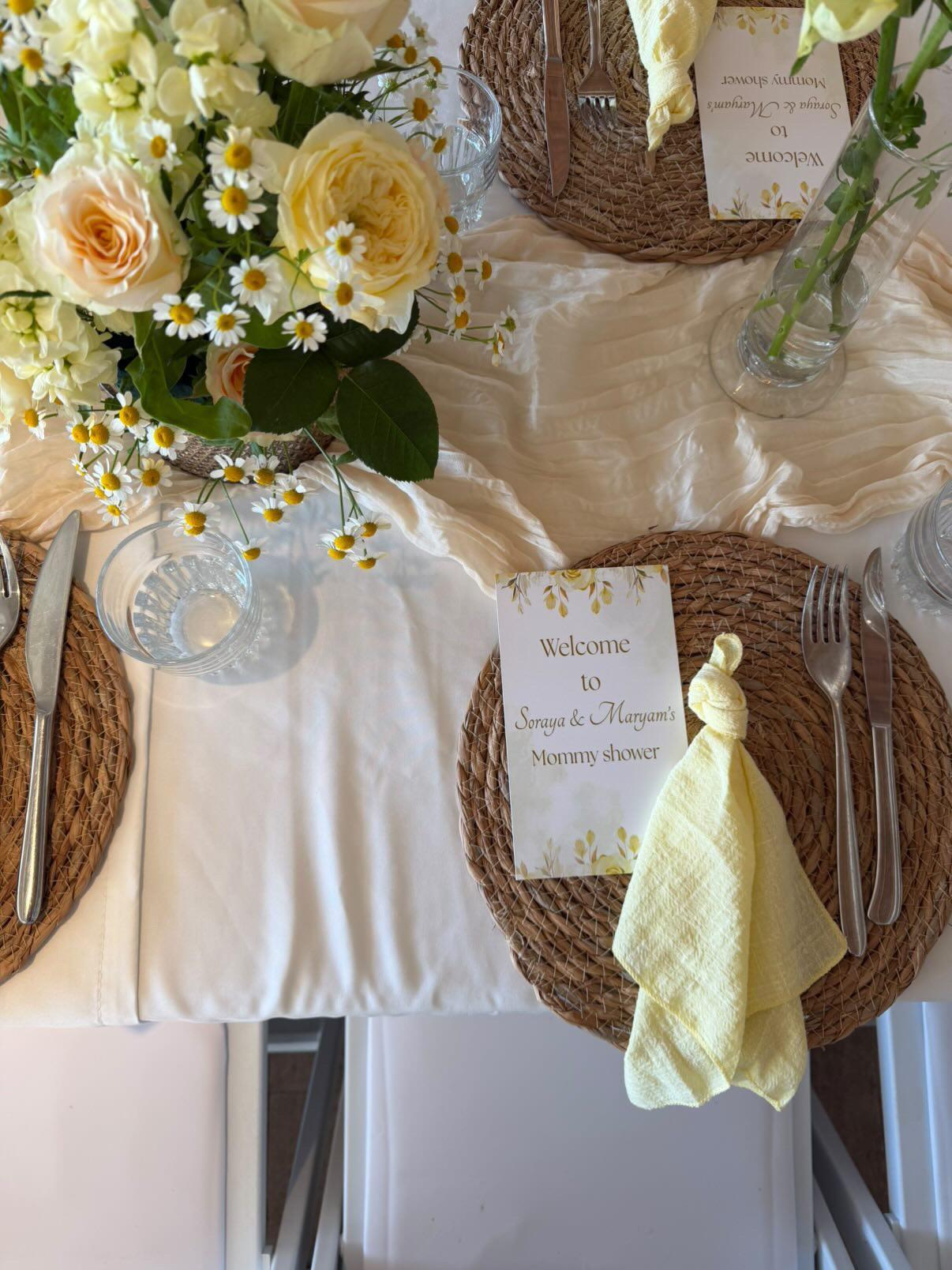 Welkomstkaart en bloemen op de babyshowertafel