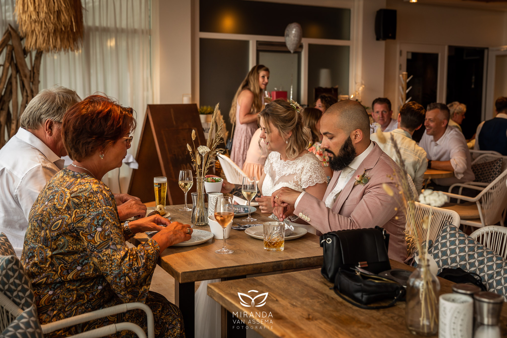 Sfeervolle dinertafel op het terras met uitzicht op zee